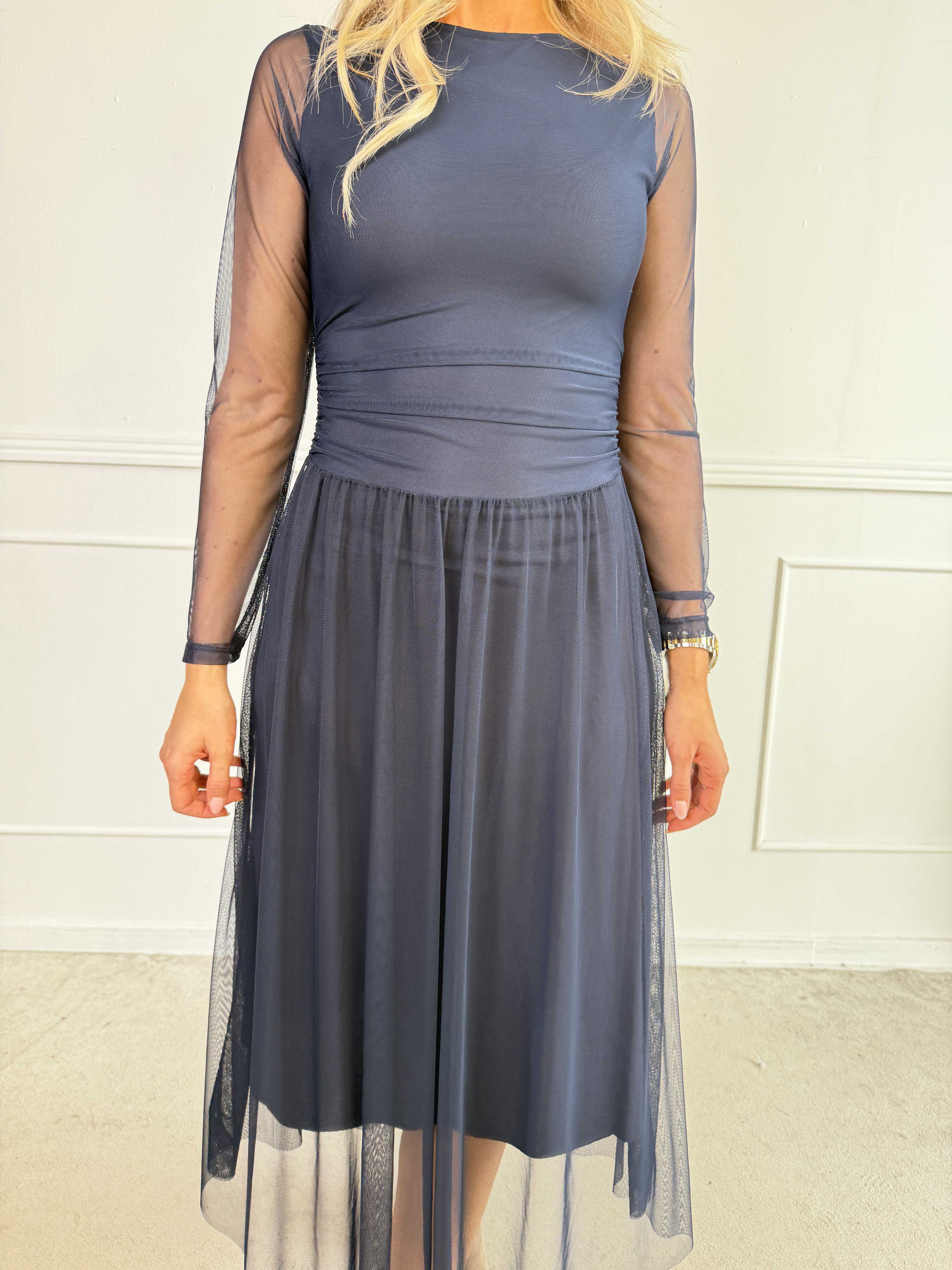 Viola - Elegant og feminin kjole i stretchy mesh med transparente ærmer